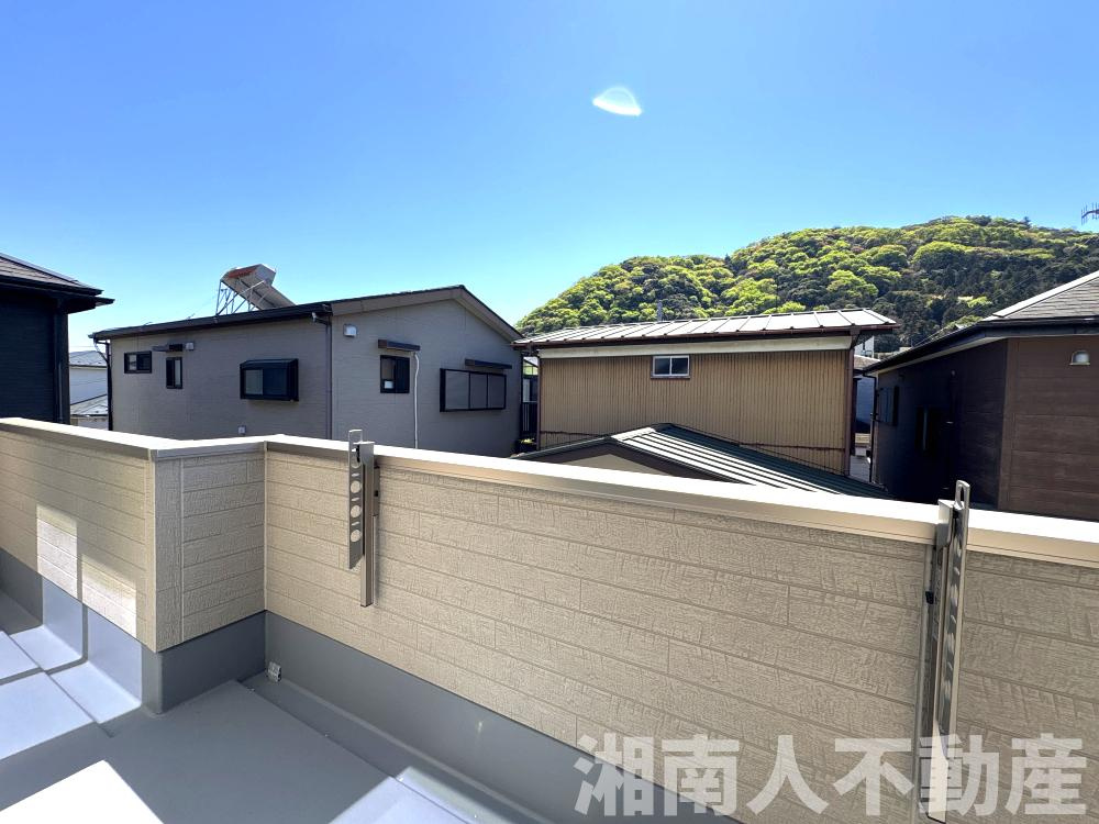 平塚市山下1丁目　新築戸建　全2棟のバルコニー|お洗濯にも便利なバルコニー付き