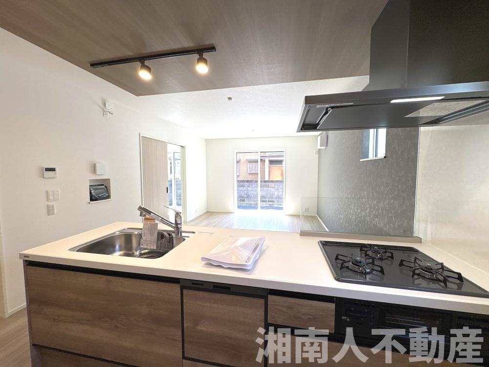 平塚市山下1丁目　新築戸建　全2棟のキッチン|コンパクトなキッチンで掃除もラクラク
