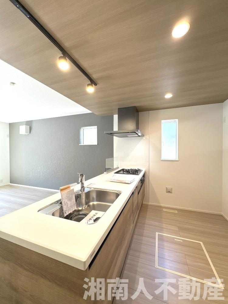 平塚市山下1丁目　新築戸建　全2棟のキッチン|コンパクトなキッチンで掃除もラクラク