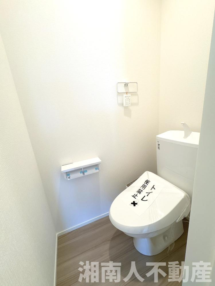 平塚市山下1丁目　新築戸建　全2棟のトイレ|落ち着いた色調のトイレです