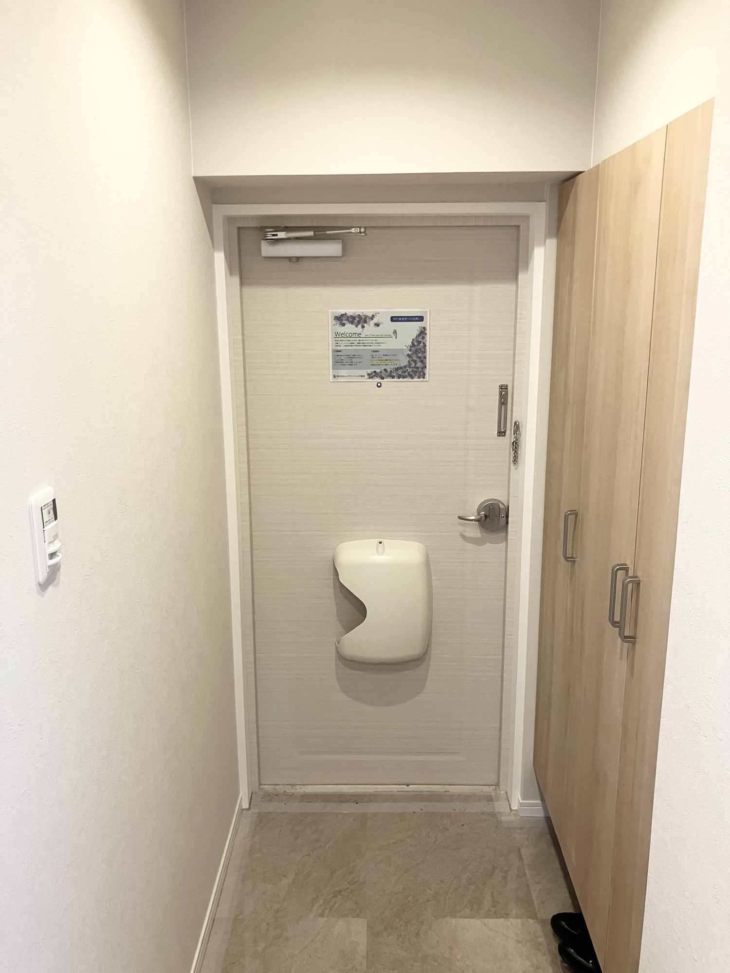 エクレール小松島の玄関|玄関横にシューズボックスがついているので、片付いた玄関がキープできます