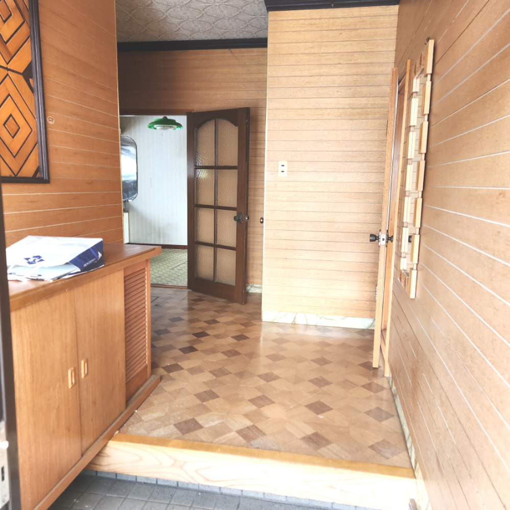登別市若草町3丁目26-13　中古住宅の玄関