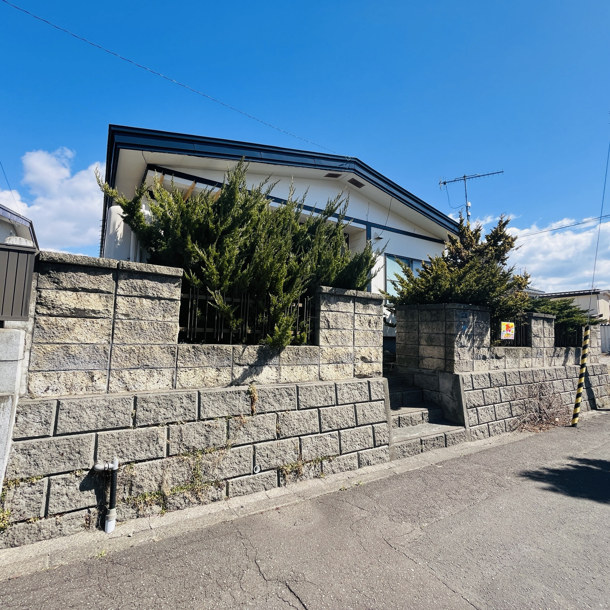 登別市若草町3丁目26-13　中古住宅の駐車場