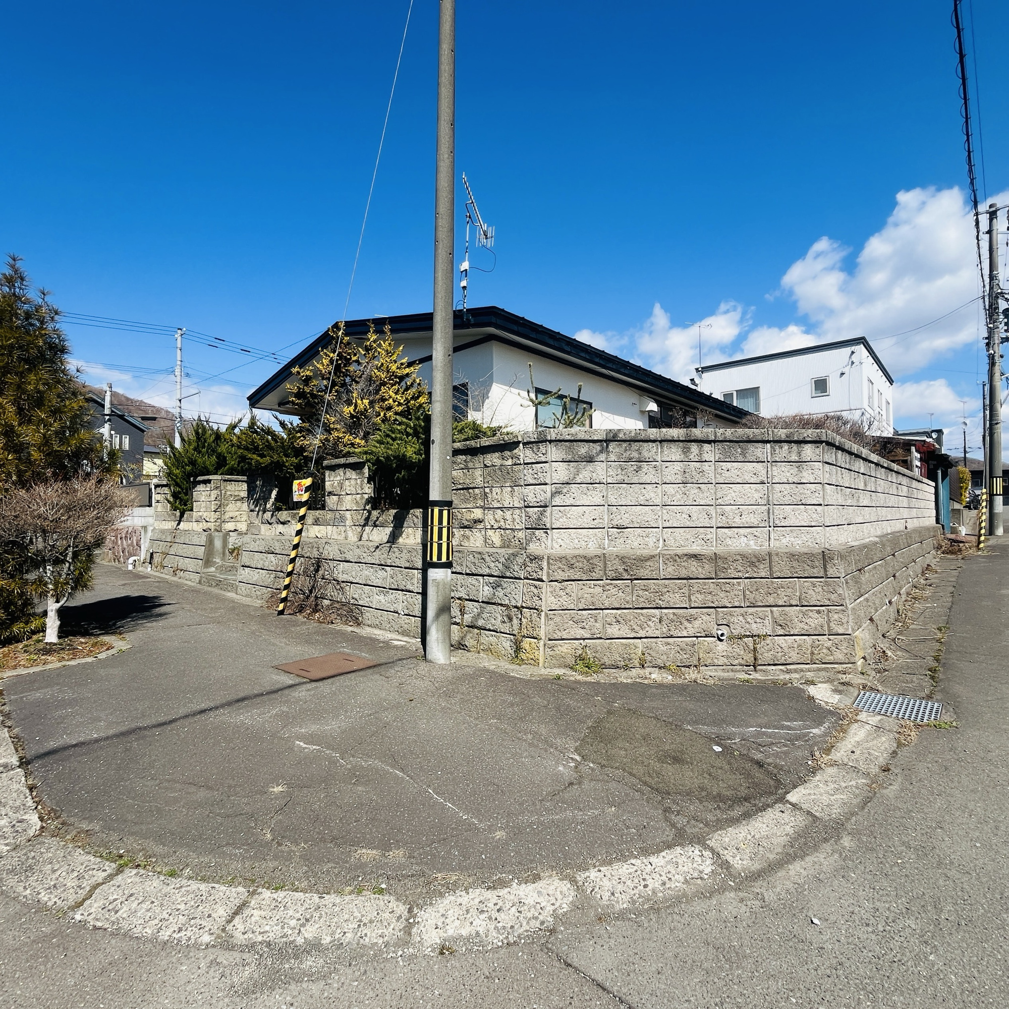 登別市若草町3丁目26-13　中古住宅の前面道路含む現地写真