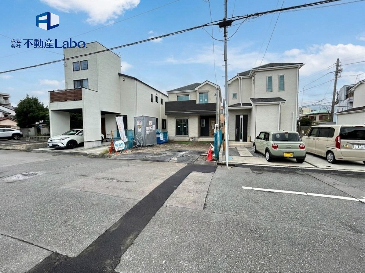ハートフルタウン　沼津市本字下一丁田889番　全1棟　の前面道路含む現地写真|カースペースは並列2台以上可能♪