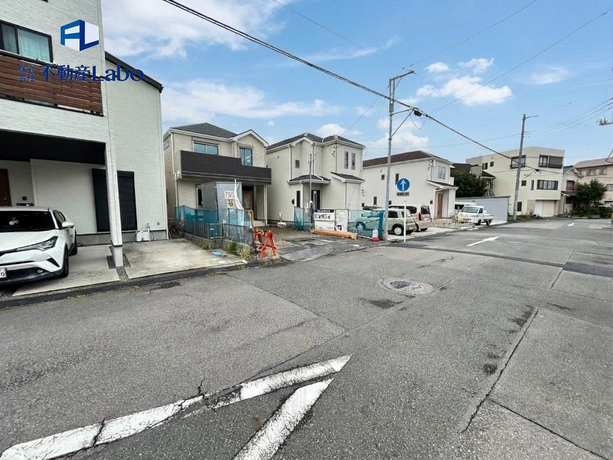 ハートフルタウン　沼津市本字下一丁田889番　全1棟　の前面道路含む現地写真|パントリー内に勝手口が付いている家事動線に優れた設計♪
