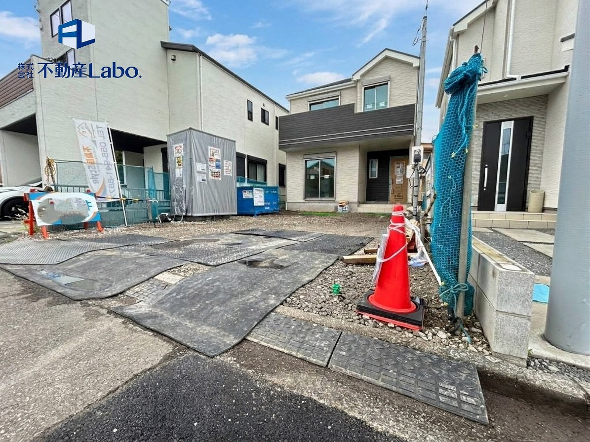 ハートフルタウン　沼津市本字下一丁田889番　全1棟　の前面道路含む現地写真|前面道路幅員は8ｍ以上あり、駐車から車のすれ違いまでストレスなくできます♪