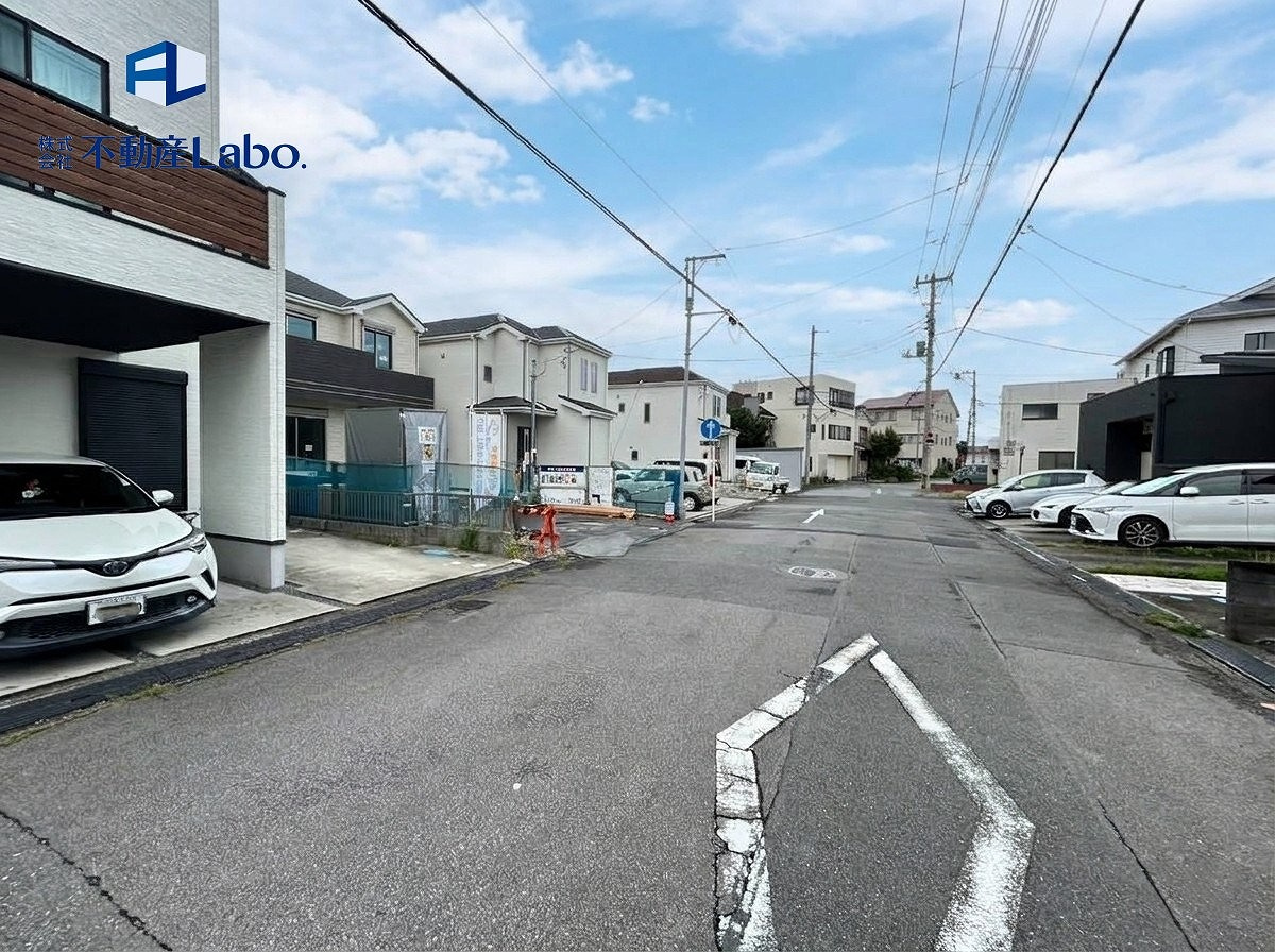 ハートフルタウン　沼津市本字下一丁田889番　全1棟　の前面道路含む現地写真|●主寝室●
広々とした主寝室は2面採光を採用しており、光と風をたっぷりとりこめ、明るく落ち着ける空間。全ての窓に複層ガラスが採用されており、断熱性能が高いため全居室快適に生活ができます♪