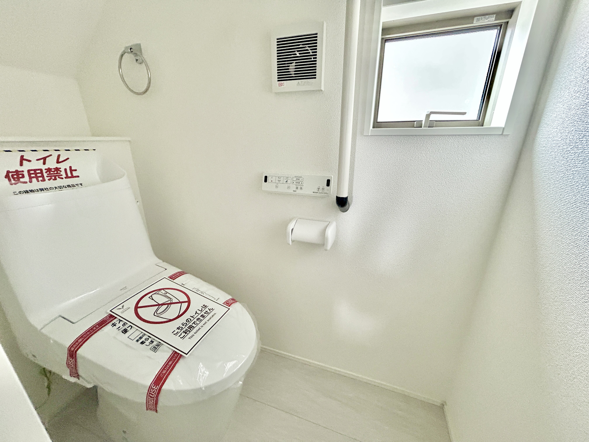 高崎市岩鼻町2期　新築住宅全2棟のトイレ|節水性能の高いトイレはもちろんウォシュレット付き♪便器のフチがないタイプなので、お掃除もサッとひと拭きでOK！壁埋込型収納も付いており、スッキリ広々とご利用いただけます。