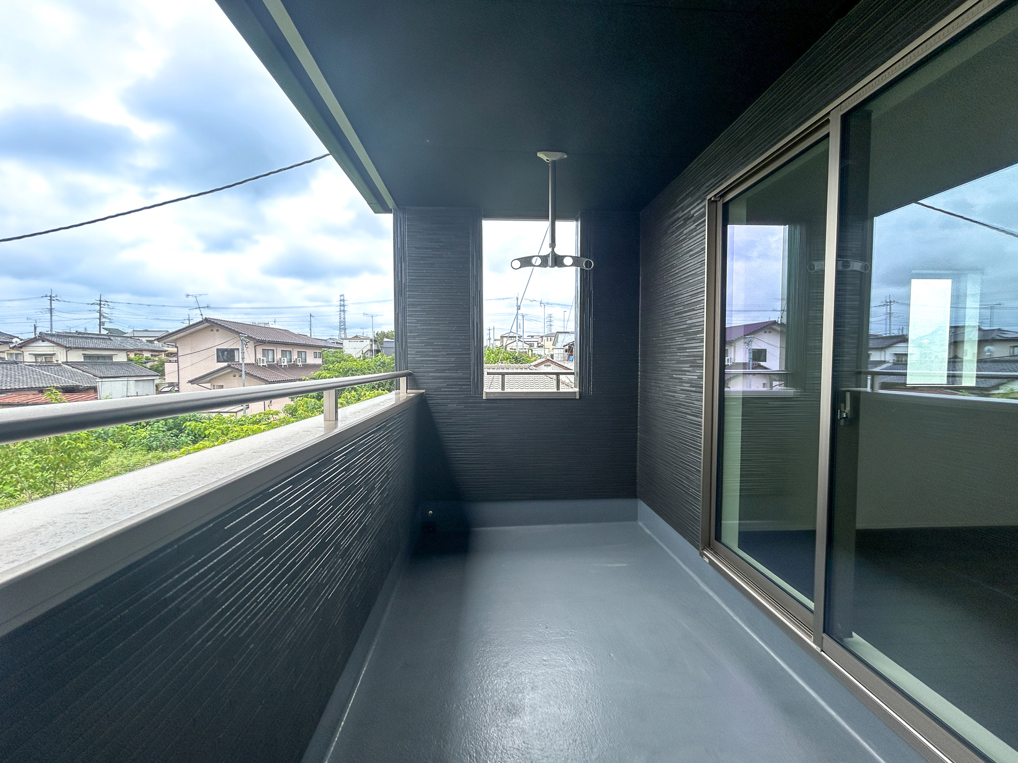 高崎市岩鼻町2期　新築住宅全2棟のバルコニー|インナーバルコニーなので急な雨でも安心♪広々としたバルコニーで日々の洗濯物はもちろん、布団などの大物もたくさん干していただけます♪