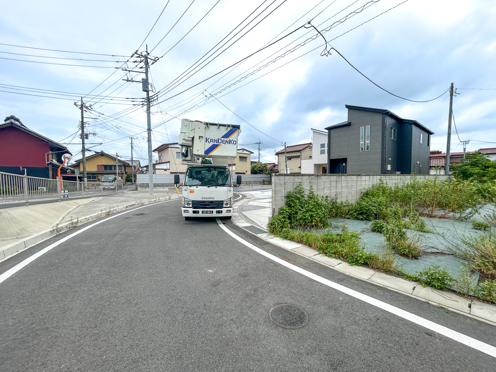 高崎市岩鼻町2期　新築住宅全2棟の前面道路含む現地写真|閑静な住宅地で子育て家族にピッタリ。毎日のお散歩も快適な緑に恵まれたエリアで、自然に包まれた穏やかな暮らしを実現するための、ゆとりある住環境が整っています。

