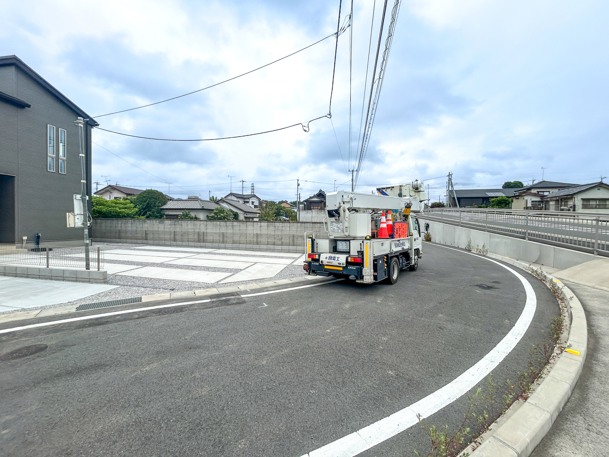 高崎市岩鼻町2期　新築住宅全2棟の前面道路含む現地写真|低層の一戸建てを中心とした街並みが整然と続き、周辺は高い建物が建っていないので、採光や開放性に恵まれ、空が広く緑の多い閑静な趣を感じる環境です。

