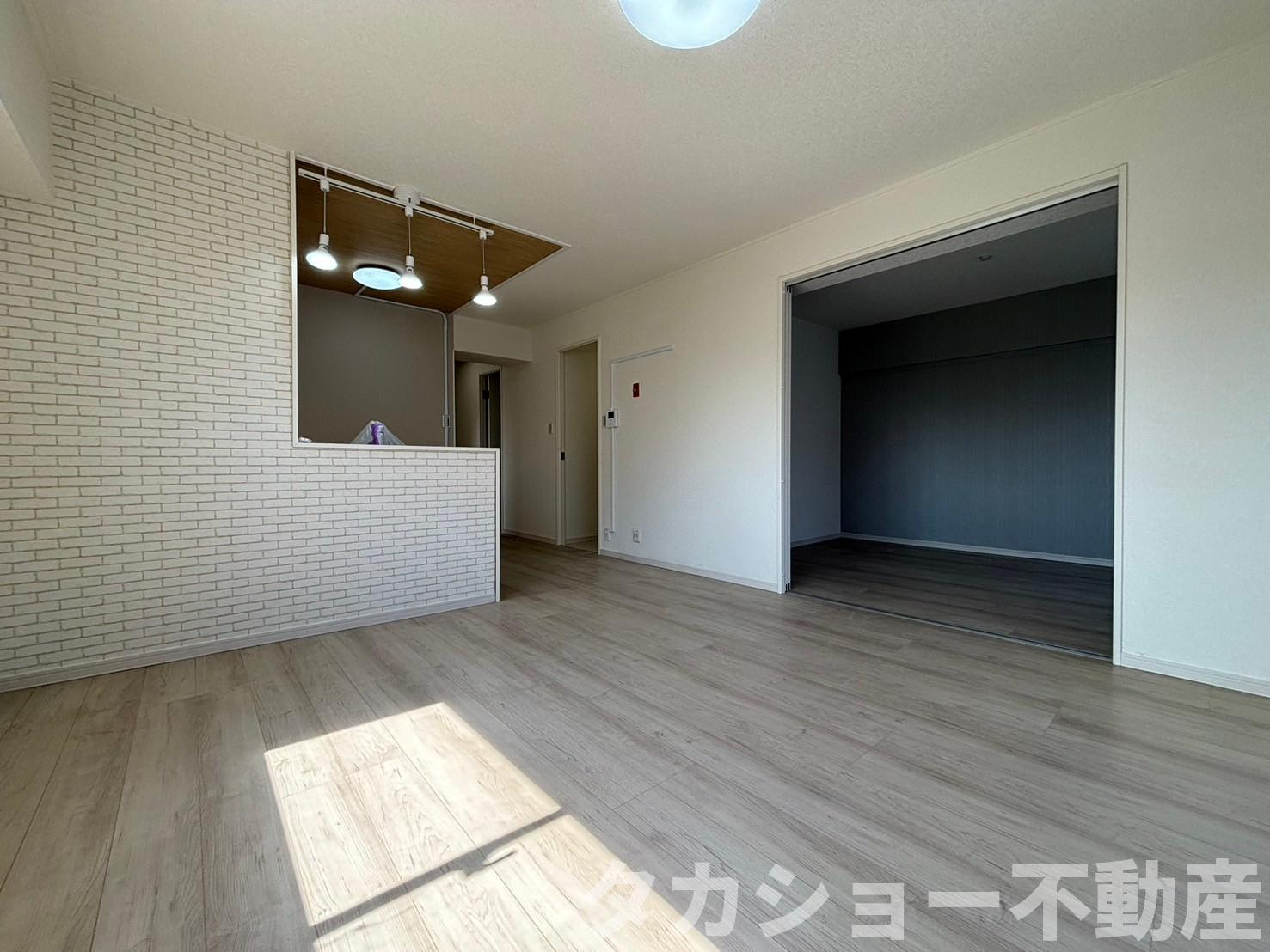 ハイム若草の居間・リビング|角部屋ですので、リビングにも窓が多く明るいです☆彡