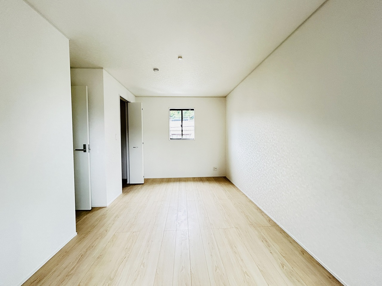 クレイドルガーデン　葵区羽鳥第13　　全1棟の洋室|●主寝室● 広々とした主寝室は2面採光を採用しており、光と風をたっぷりとりこめ、明るく落ち着ける空間。全ての窓に複層ガラスが採用されており、断熱性能が高いため全居室快適に生活ができます♪