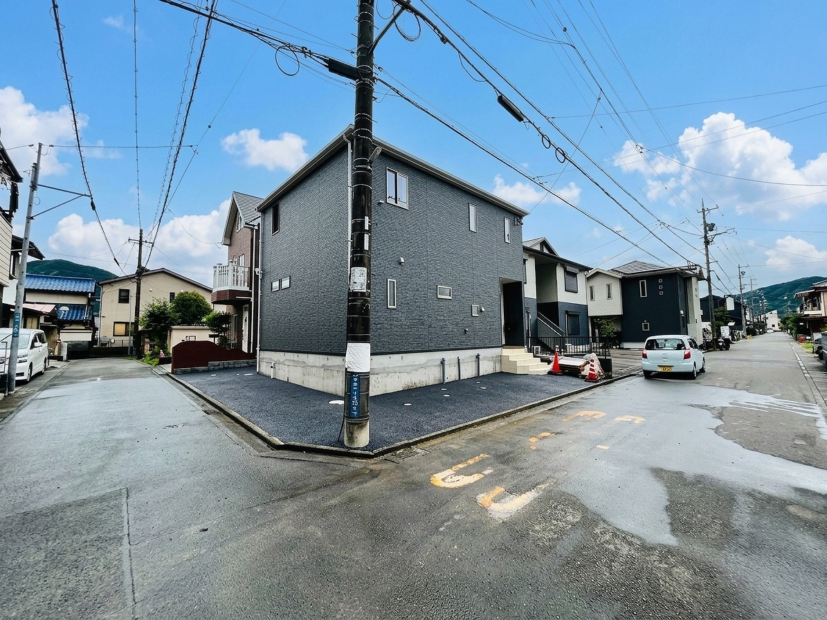 クレイドルガーデン　葵区羽鳥第13　　全1棟の前面道路含む現地写真|＜北側前面道路＞
約5.3ｍの道路幅がありますので、すれ違いも簡単に行えます！