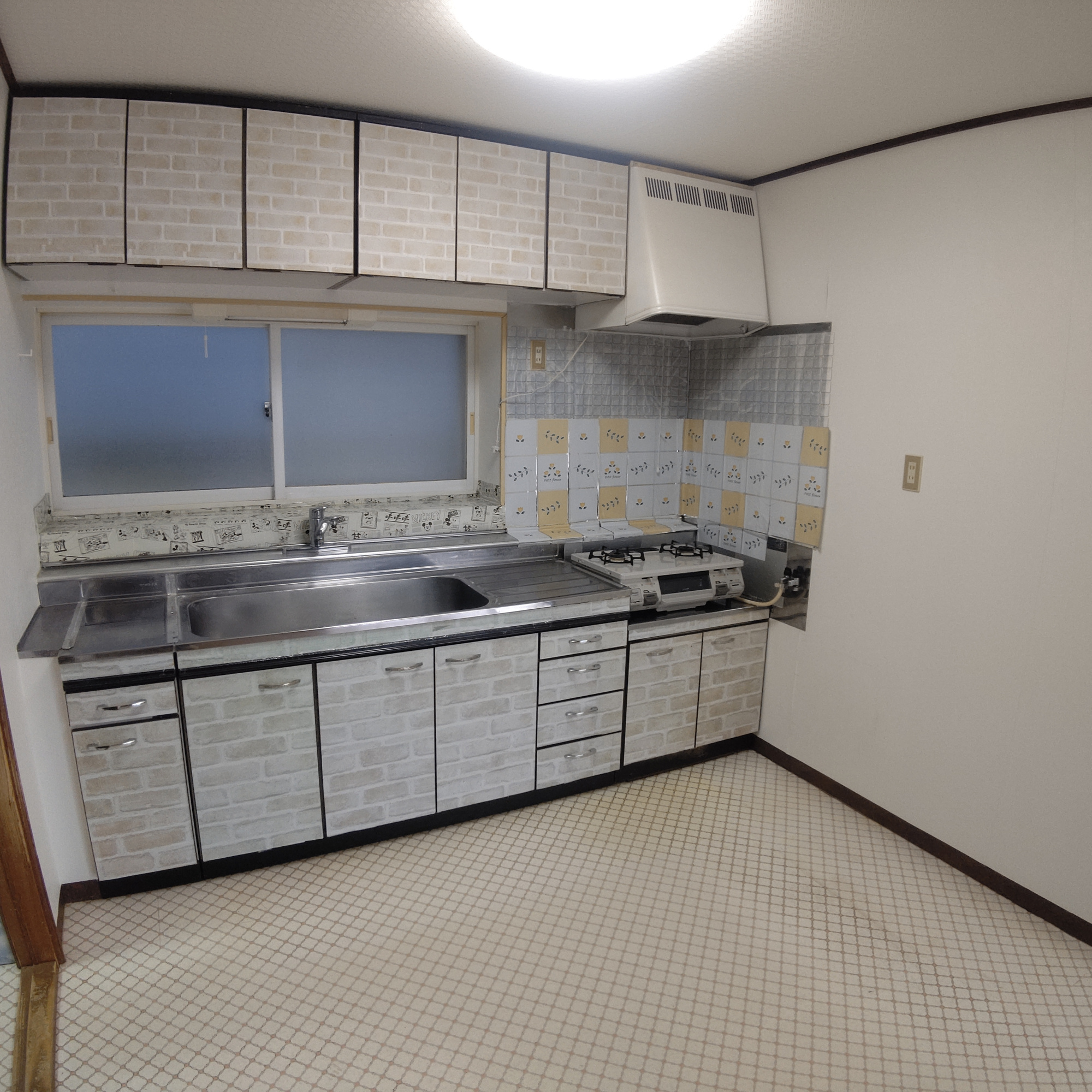 室蘭市母恋北町2丁目13-6　中古住宅のキッチン
