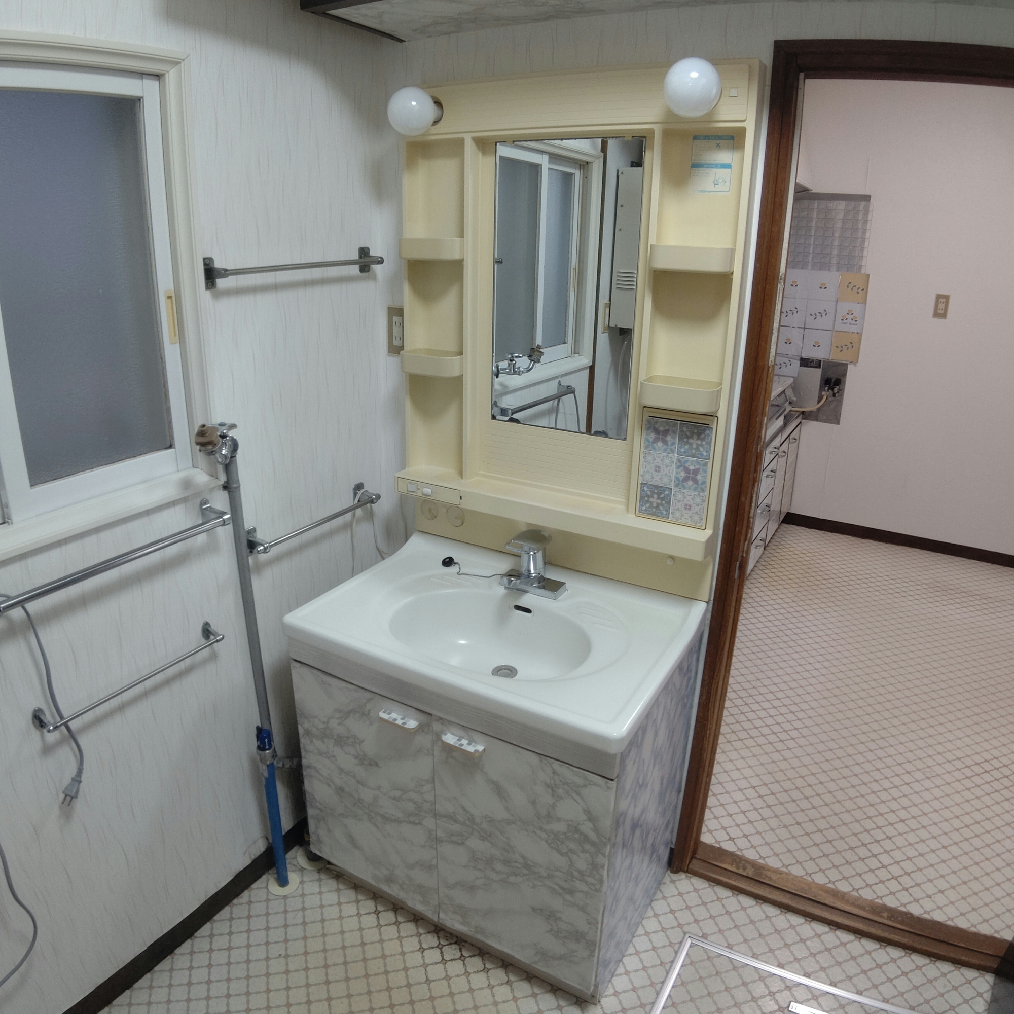 室蘭市母恋北町2丁目13-6　中古住宅の独立洗面台