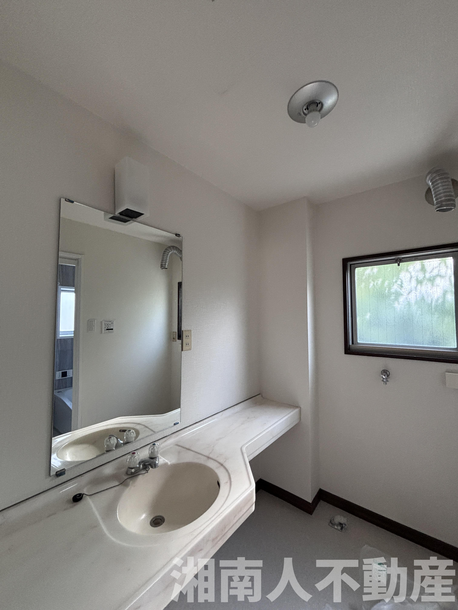 茅ケ崎市浜須賀４－１２戸建の独立洗面台|朝の身支度には欠かせない独立洗面化粧台