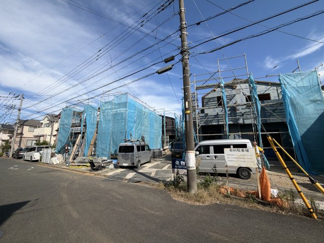 町田市鶴川４丁目の新築一戸建の前面道路含む現地写真|現地（2026年10月）撮影。公園や小学校が徒歩3分と子育て環境も良好な立地。全室2面採光で陽当りも通風も心地よい新築戸建です！ぜひお気軽にお問い合わせください。