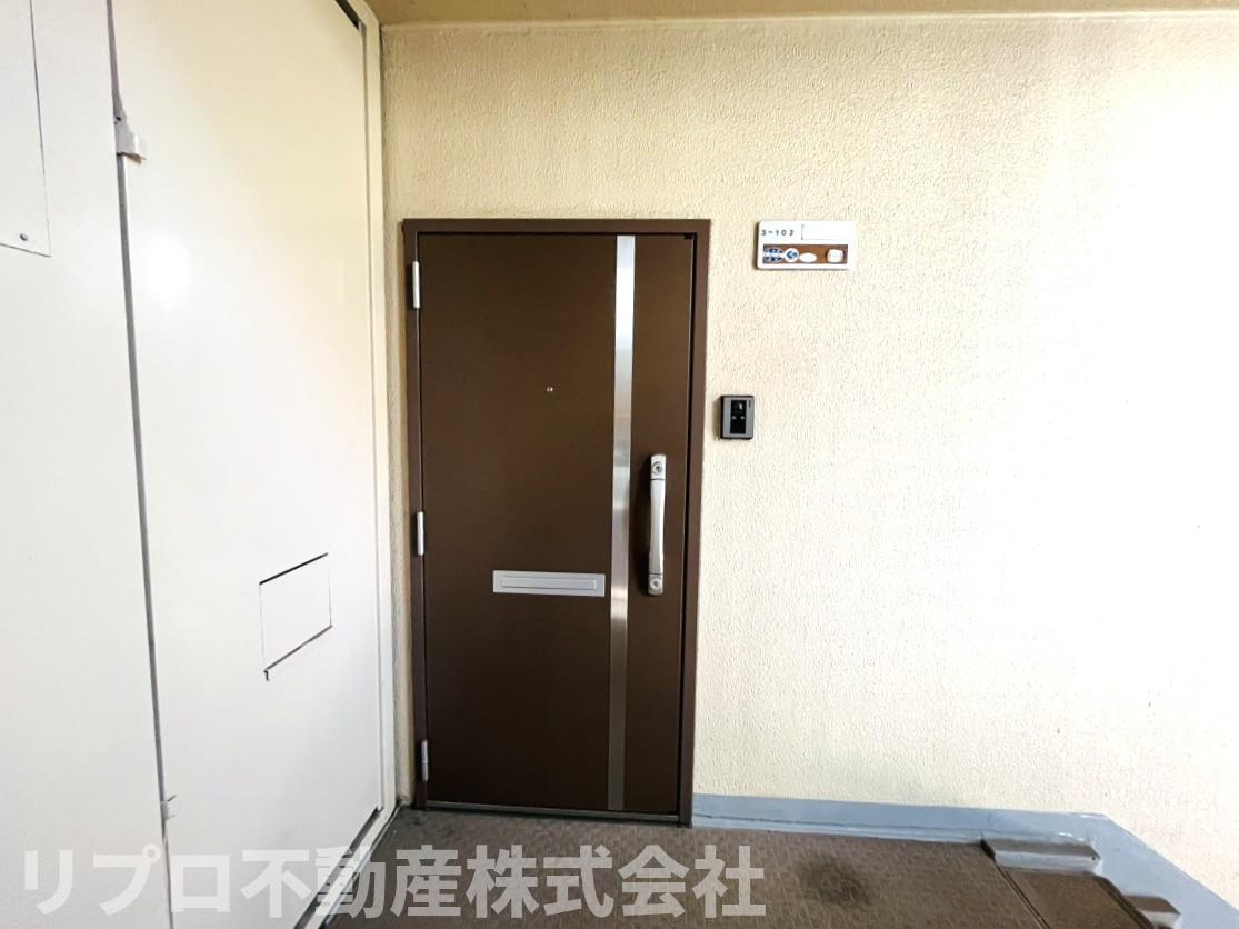 北柏ライフタウン3号棟1階の玄関|１階住戸のためお出かけが大変便利です♪