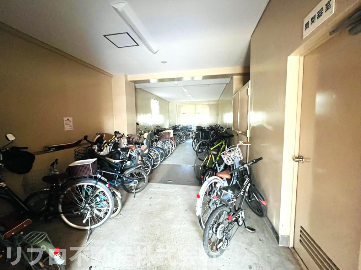 北柏ライフタウン3号棟1階の駐輪場|屋内、外に駐輪場あります