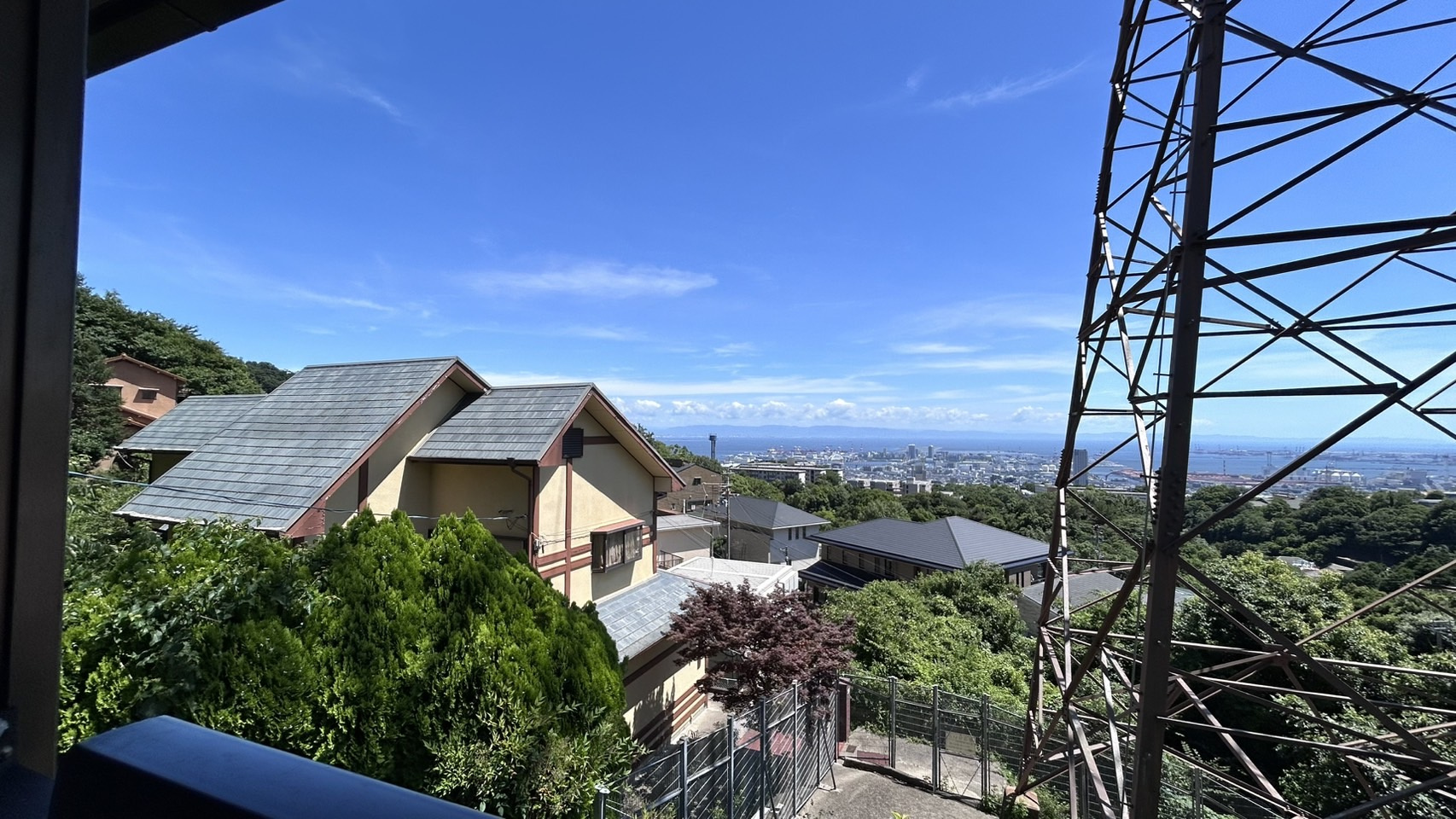 東灘区住吉台中古戸建の展望|２階からの眺望です。晴れた日には海が見え、神戸の景色を楽しむことができます。