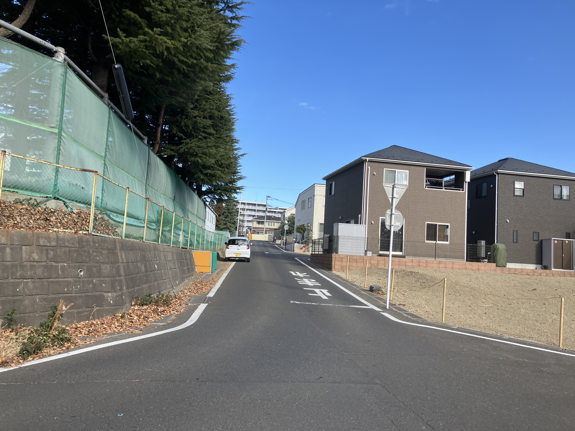 鶴ケ谷一丁目土地　A区画の前面道路含む現地写真