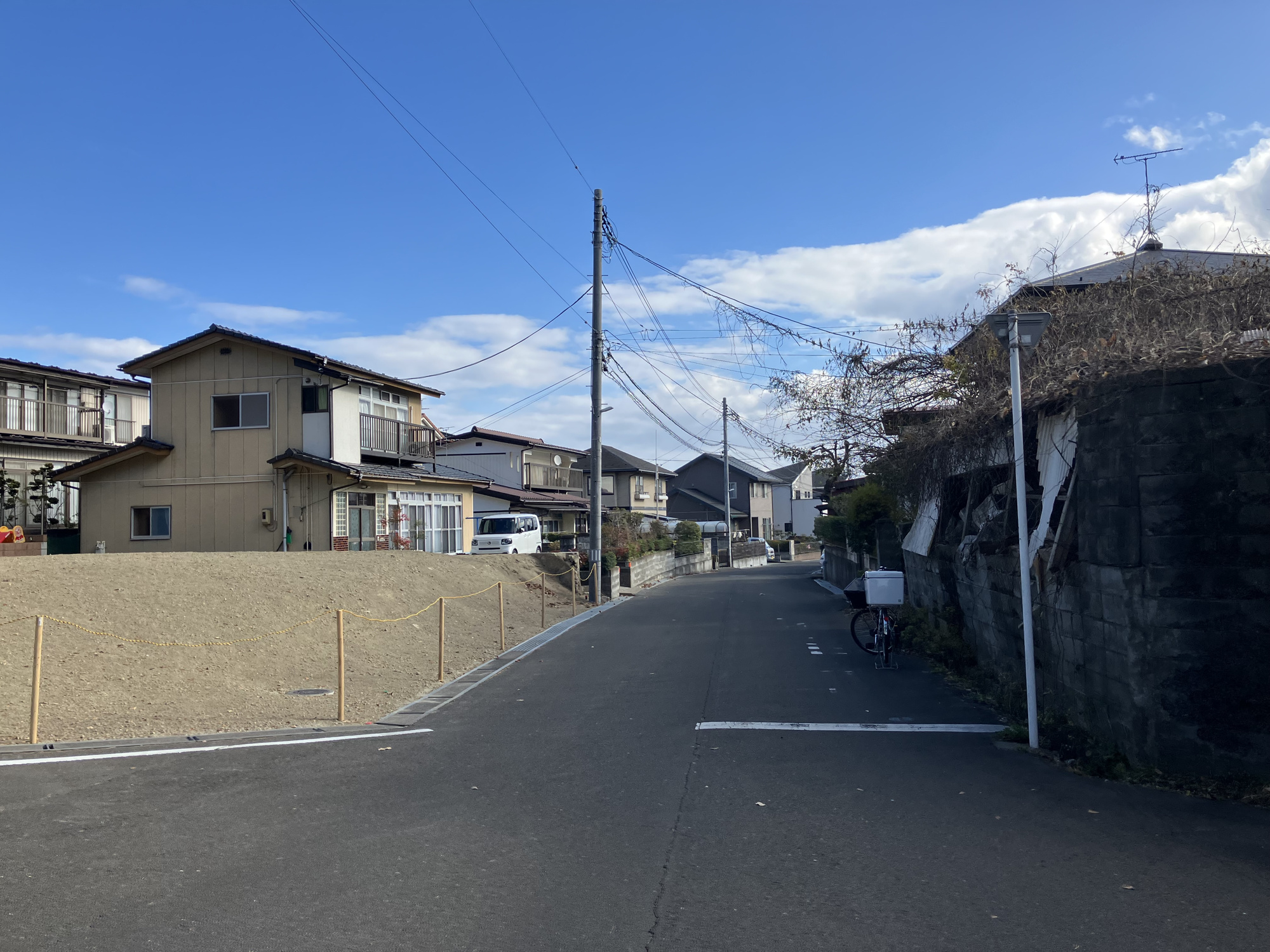 鶴ケ谷一丁目土地　B区画の前面道路含む現地写真