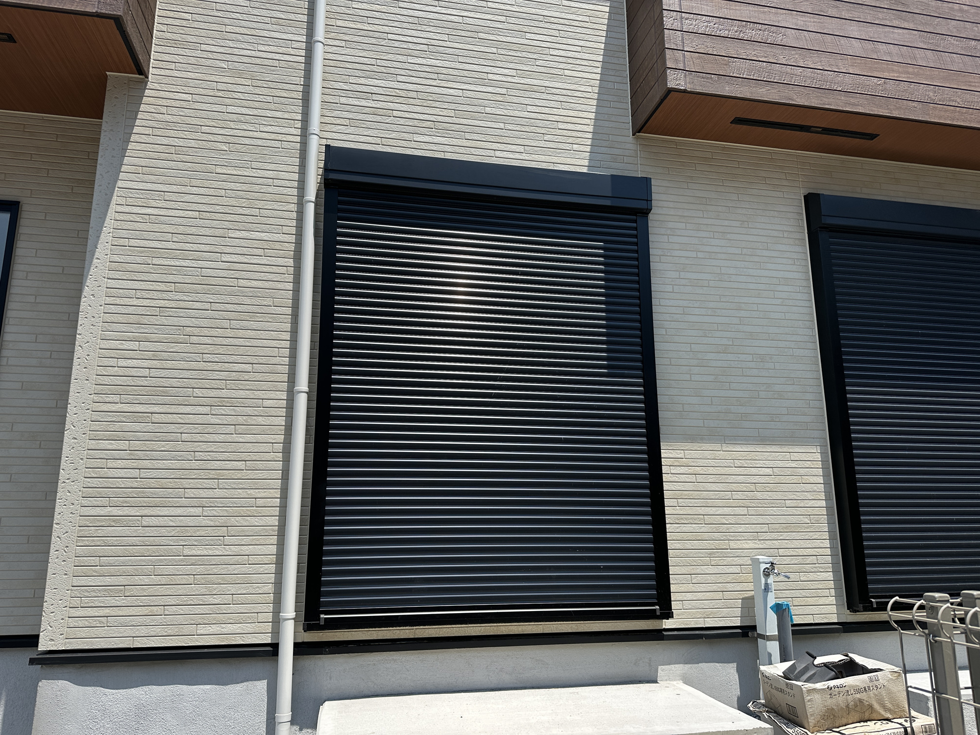 宇都宮市岩曽町1428　新築住宅全１棟の防犯設備|【同社施工例】防風、防犯、防音、断熱と様々な効果を発揮するシャッター付きです♪
