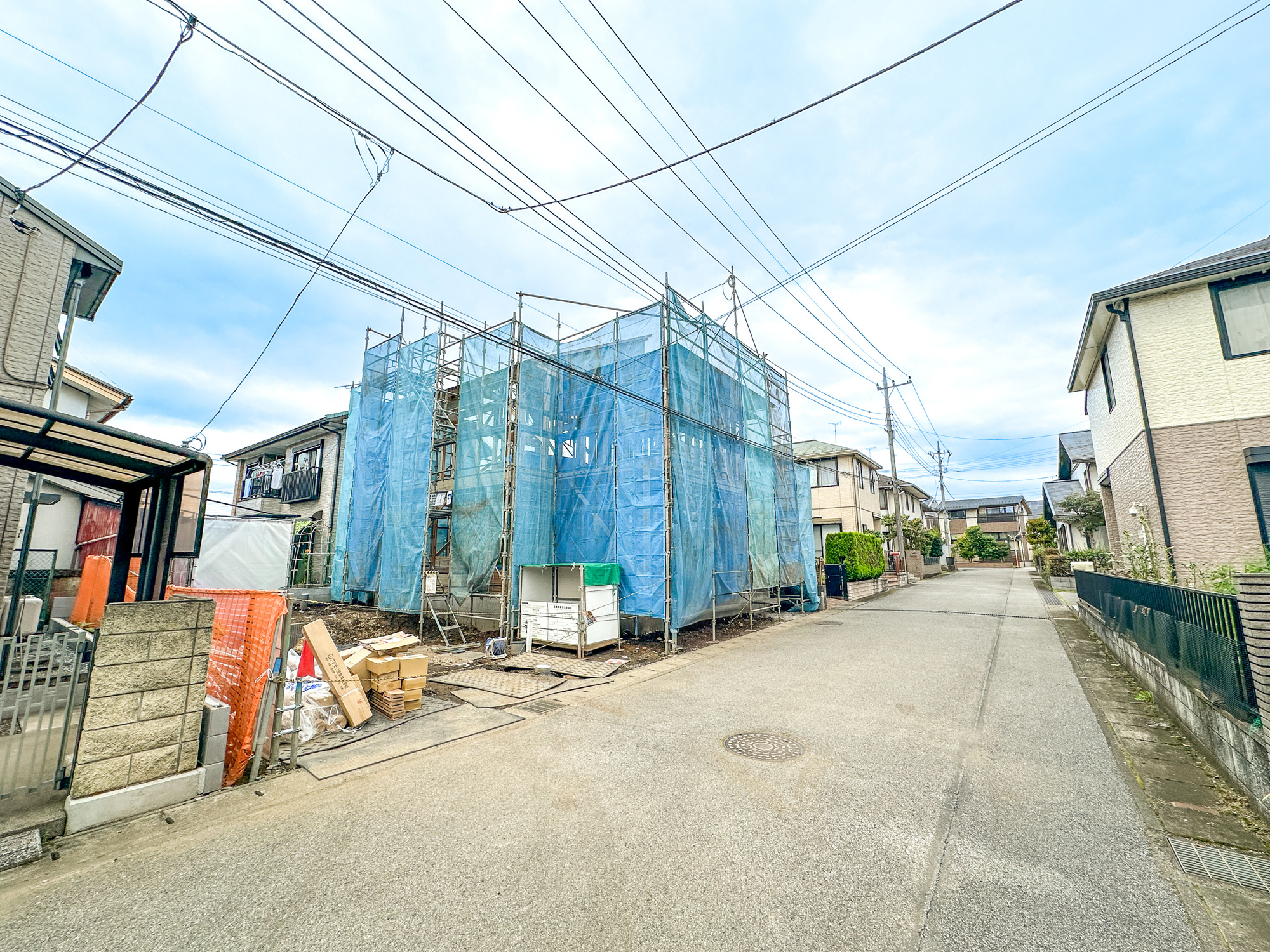 宇都宮市岩曽町1428　新築住宅全１棟の前面道路含む現地写真|低層の一戸建てを中心とした街並みが整然と続き、周辺は高い建物が建っていないので、採光や開放性に恵まれ、空が広く緑の多い閑静な趣を感じる環境です。