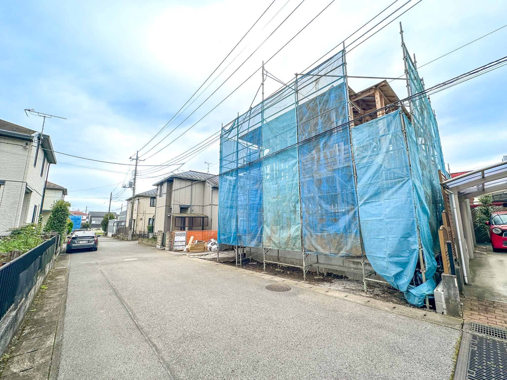 宇都宮市岩曽町1428　新築住宅全１棟の前面道路含む現地写真|前面道路は閑静な住宅地をはしる車通りの少ない道路。お車の出し入れが苦手なママや小さなお子様にも安心ですね。しっかり舗装もされているので、ベビーカーや自転車で通っても快適に通行できます。