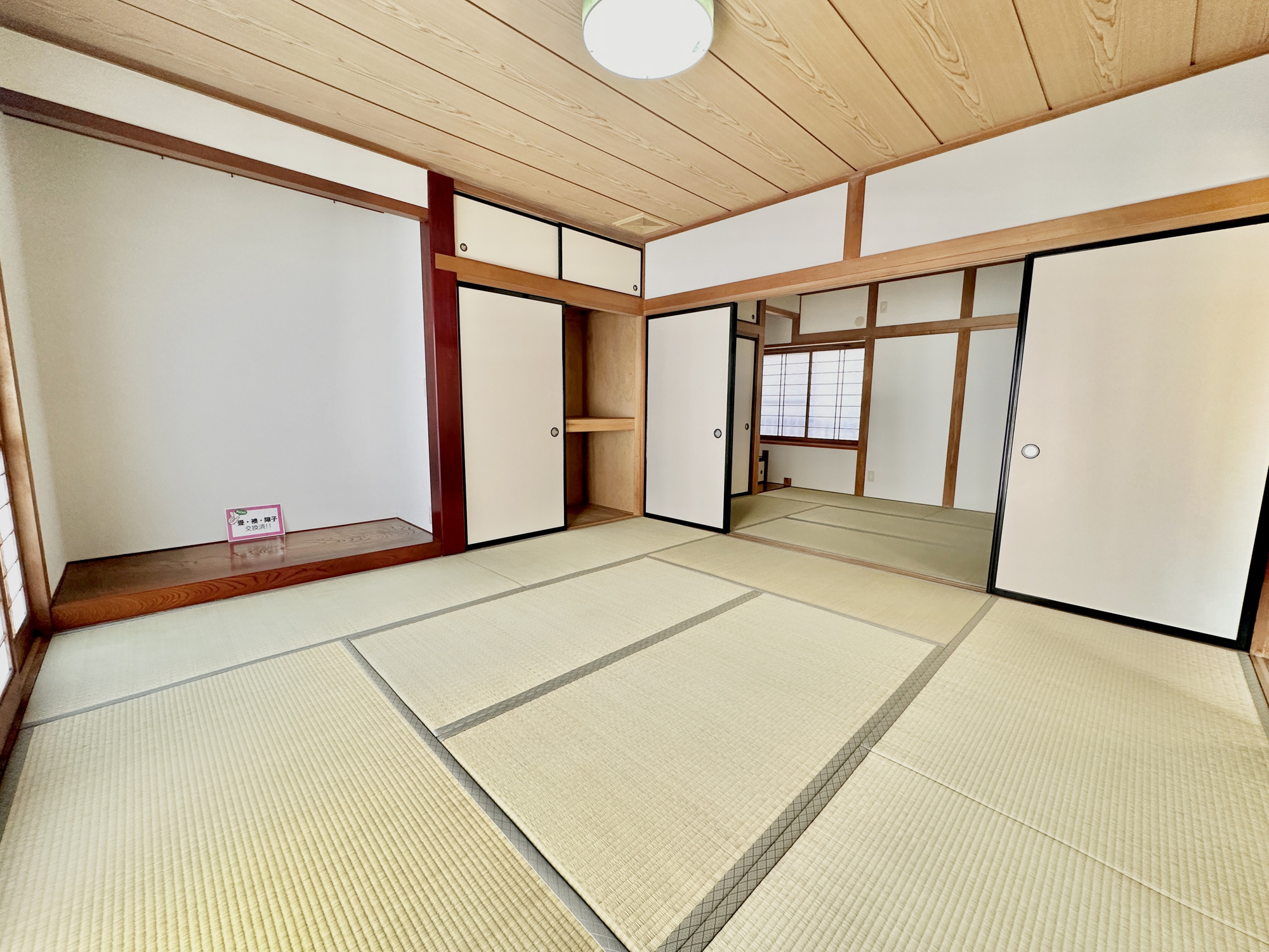 足利市山川町の中古一戸建の和室|大きな窓からたっぷりと陽光が注がれる明るい空間。家族の成長に対応できる永住仕様の間取り。一日の疲れをいやしてくれる主寝室。時を忘れて過ごす場所として過ごせるお部屋。