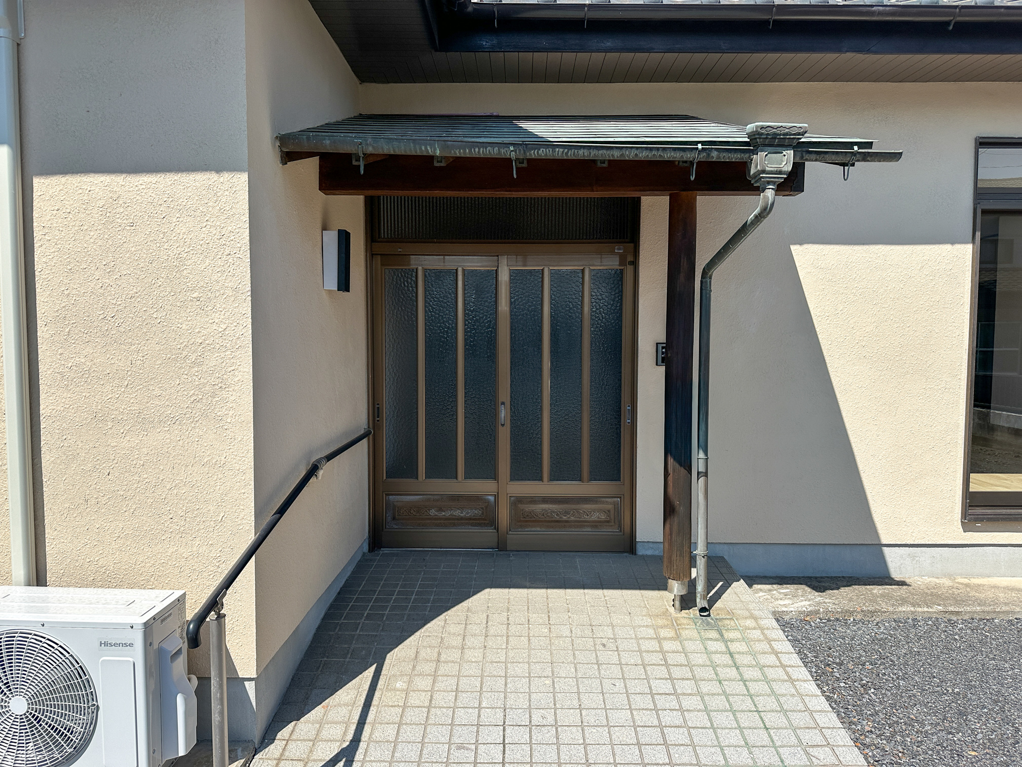足利市山川町の中古一戸建の玄関|玄関上は屋根があるので雨の心配いらず♪