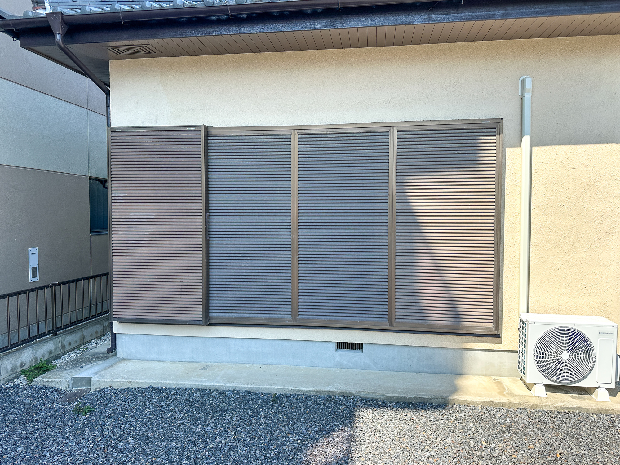 足利市山川町の中古一戸建の防犯設備|防風、防犯、防音、断熱と様々な効果を発揮する雨戸付きです♪