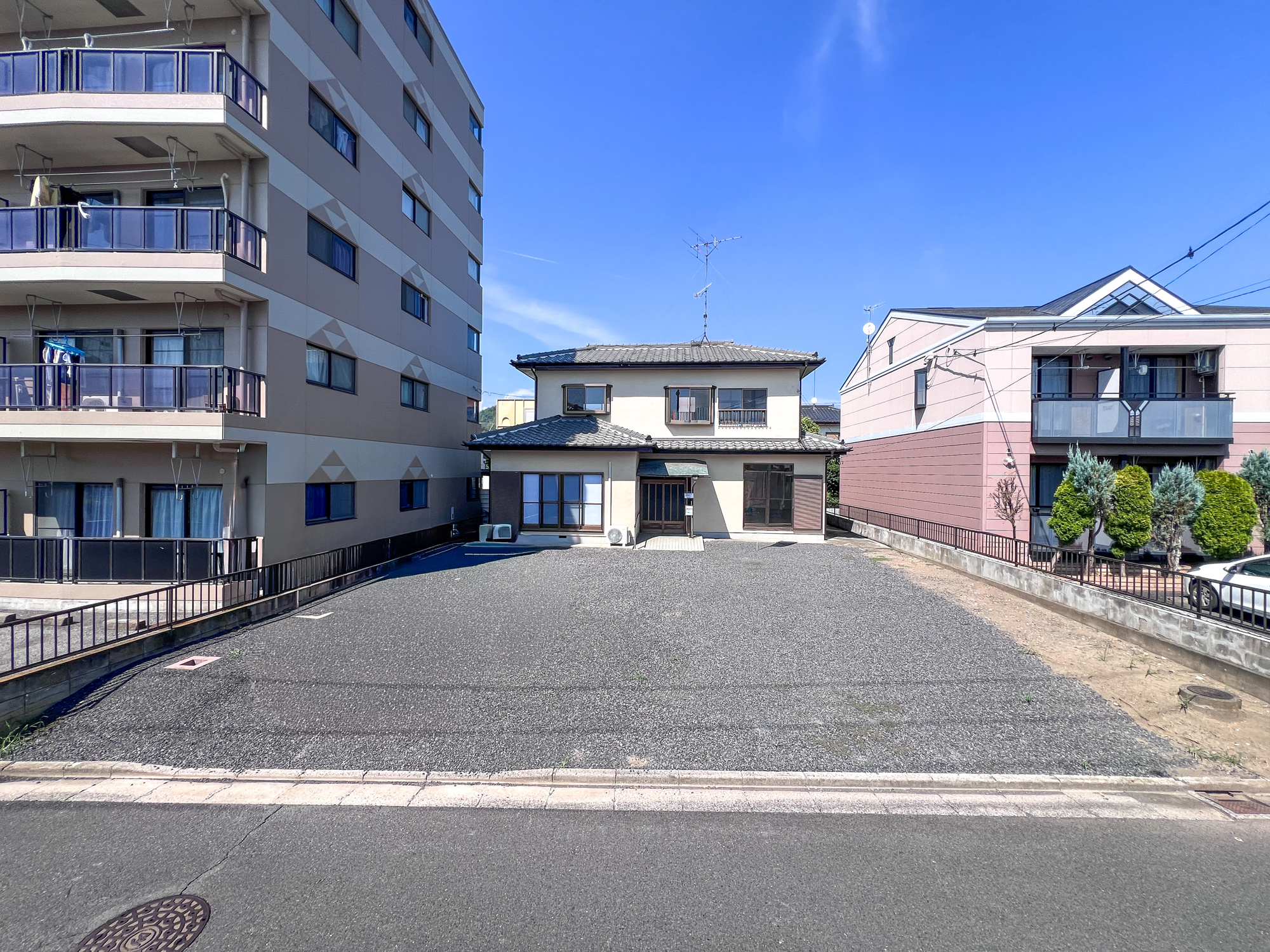 足利市山川町の中古一戸建の駐車場|駐車場は並列４台駐車可能！急な来客でも安心ですね♪