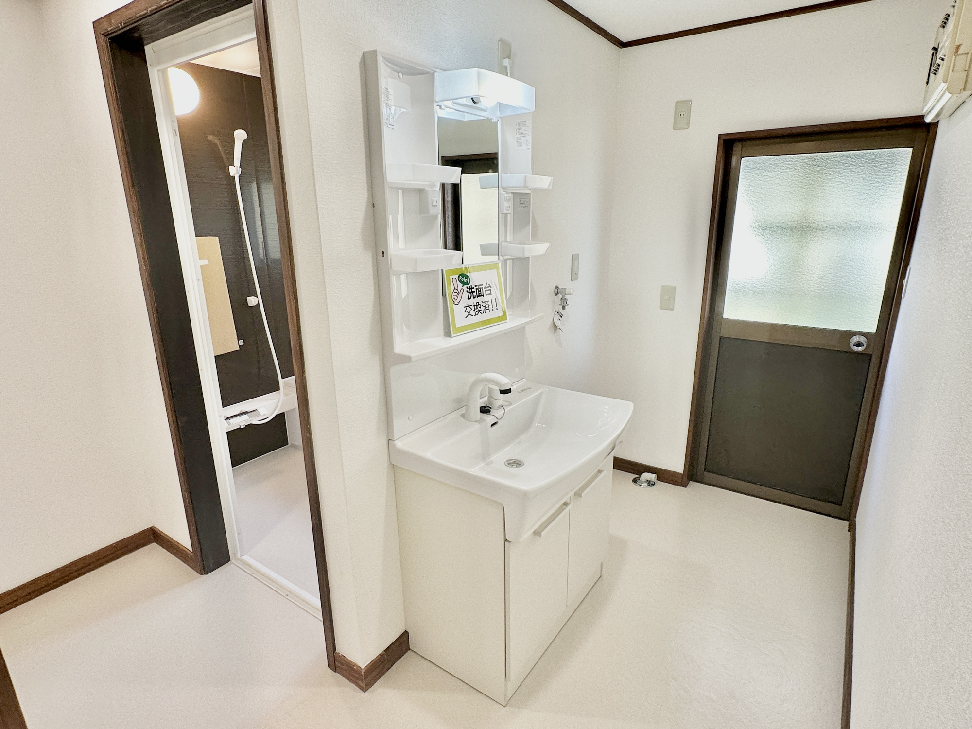 足利市山川町の中古一戸建の独立洗面台|歯磨きをしたりメイクや髪をセットしたり・・・使いやすさが考えられた洗面台です♪シャワー付水栓で洗面台でのシャンプーや毎日の掃除に大変便利ですね♪
