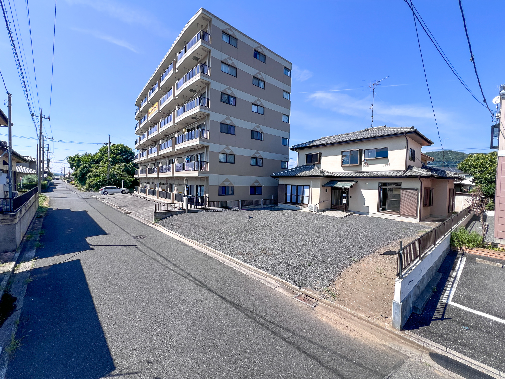 足利市山川町の中古一戸建の前面道路含む現地写真|閑静な住宅地で子育て家族にピッタリ。毎日のお散歩も快適な緑に恵まれたエリアで、自然に包まれた穏やかな暮らしを実現するための、ゆとりある住環境が整っています。

