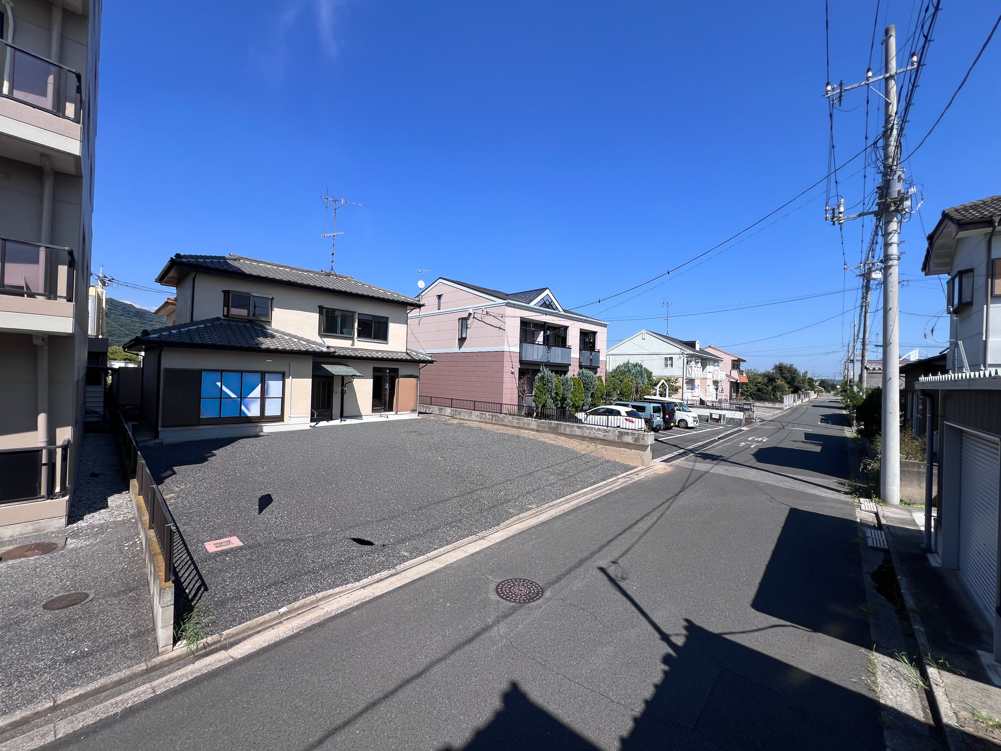 足利市山川町の中古一戸建の前面道路含む現地写真|低層の一戸建てを中心とした街並みが整然と続き、周辺は高い建物が建っていないので、採光や開放性に恵まれ、空が広く緑の多い閑静な趣を感じる環境です。


