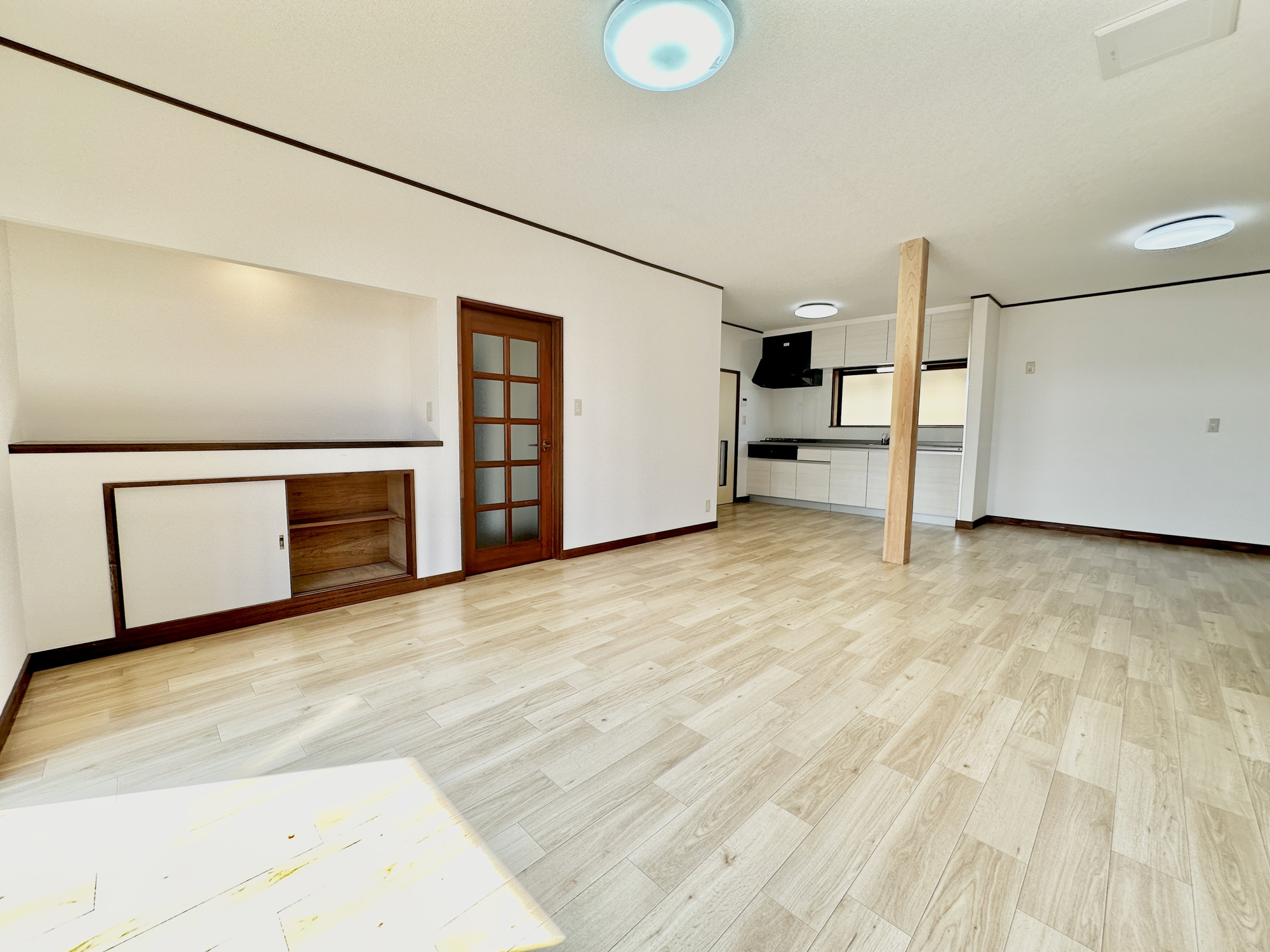 足利市山川町の中古一戸建の居間・リビング|南向きに大きく開いた窓からは、明るい陽射しが射し込みます。
爽やかな風が吹き抜ける心地良いリビングには、自然と家族が集まります。
