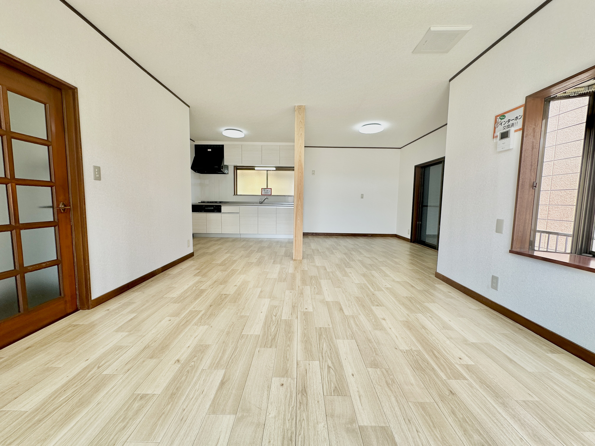 足利市山川町の中古一戸建の居間・リビング|室内にいても、たっぷりの陽光と爽やかな風を感じて頂ける、開放感あふれるリビングです。
ご家族と穏やかに過ごす、心地の良い時間が流れます。