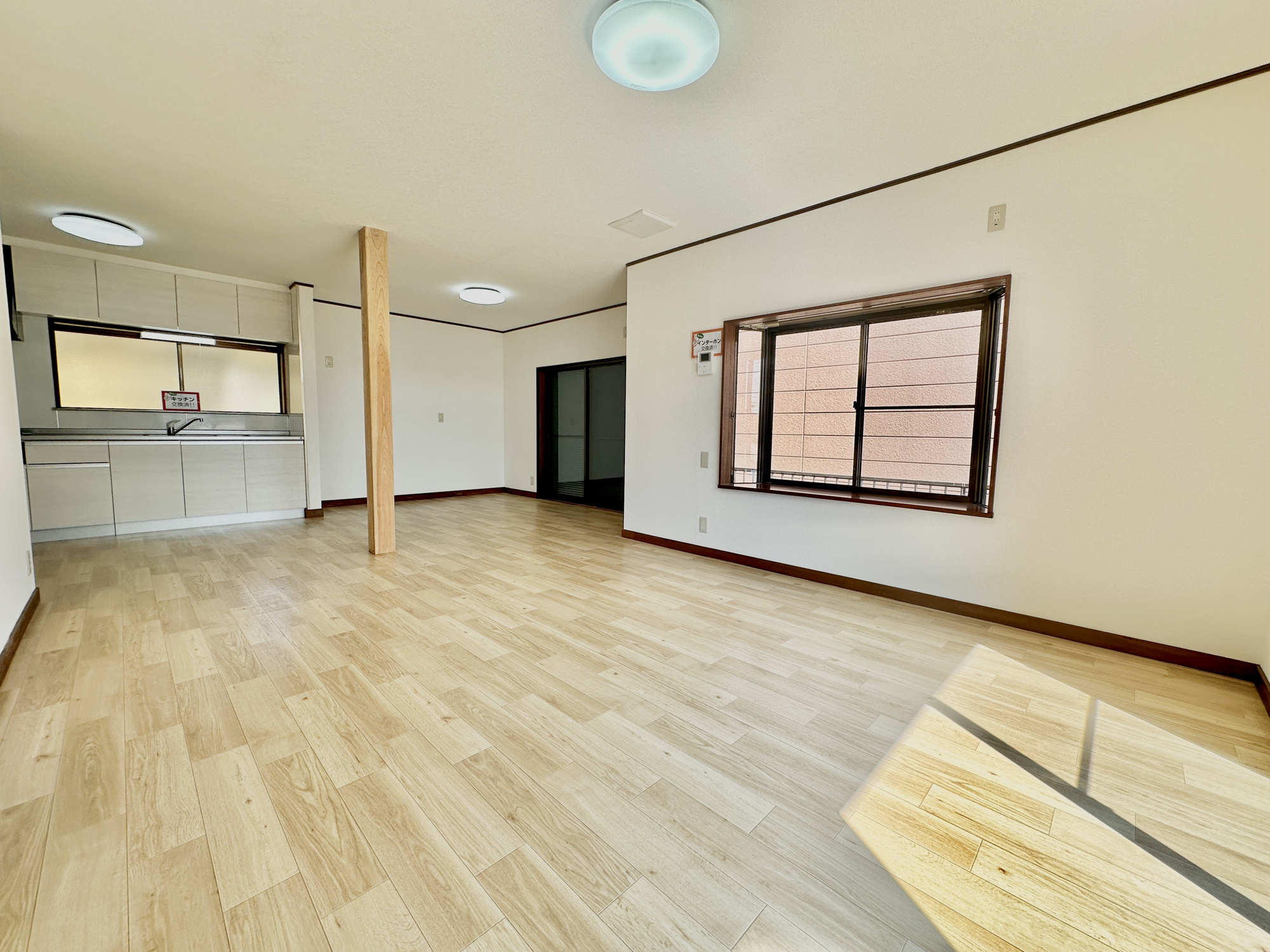 足利市山川町の中古一戸建の居間・リビング|オープンな空間を生み出す、こだわりの広がりとゆとり。家族と過ごす時間を大切にしたい方にぴったりの明るくゆとりある住空間です。南側の窓からの日差しがリビングの隅々までしっかりと届きます！ 