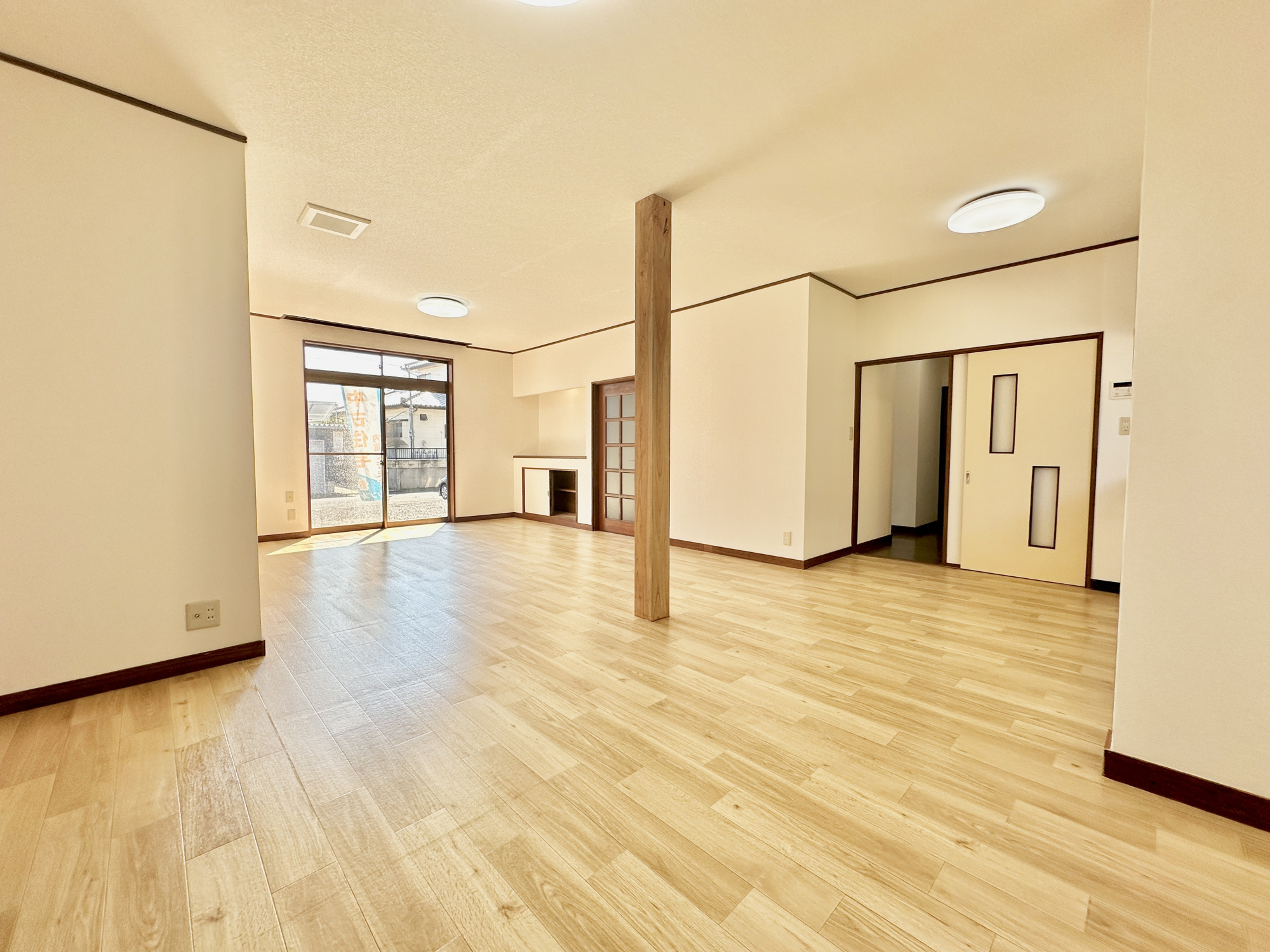 足利市山川町の中古一戸建の居間・リビング|ここにはみんなが集い、食事と楽しい会話が始まる。話に夢中になりすぎて、ついつい時を忘れてしまう。そんな束の間の幸せを感じさせてくれる場所。