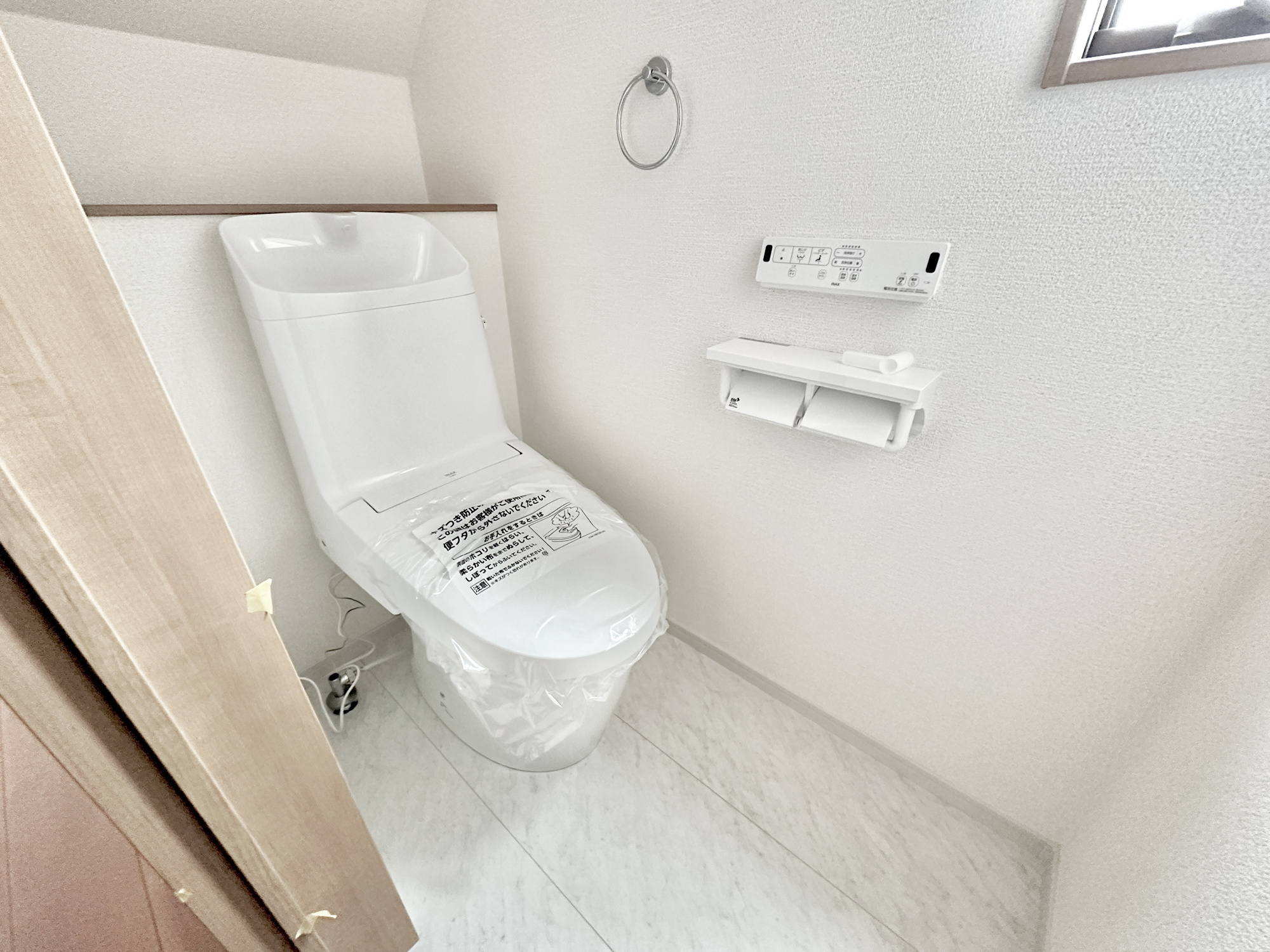 那須塩原市西幸町の新築一戸建のトイレ|節水型でエコなトイレには、今では当たり前の洗浄付き。便座を温める機能もついていて、居心地良くてトイレから出られなくなるかも！換気用に換気扇はもちろん、窓も着いているので常に快適ですね♪