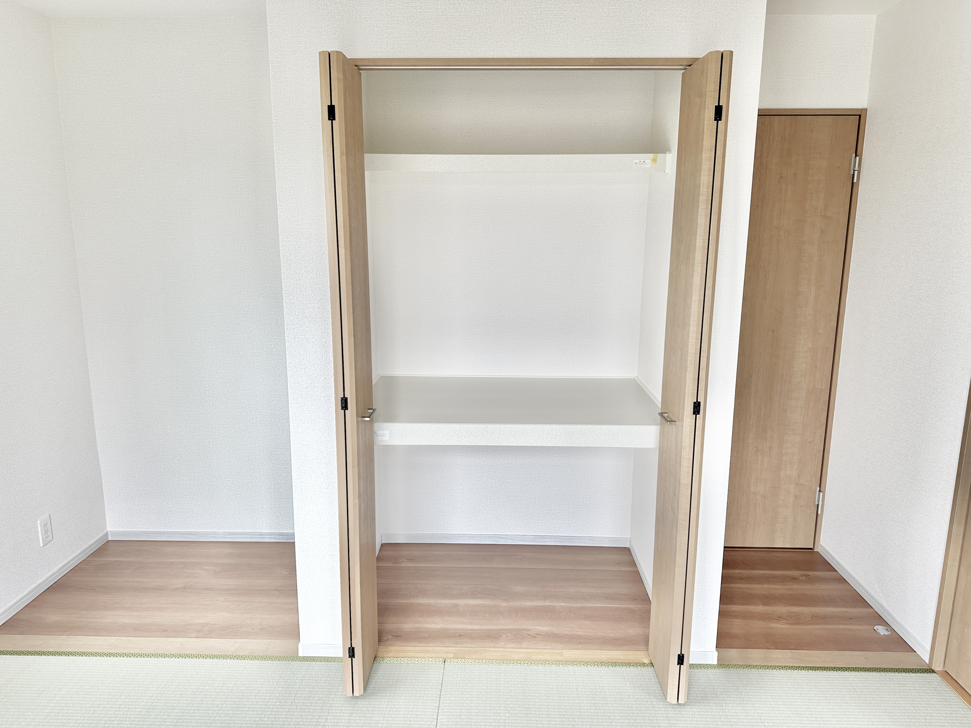 那須塩原市西幸町の新築一戸建の収納|枕棚・中段と分かれており、奥行きもしっかりあるため、収納力の高さが魅力。季節モノや来客用のお布団など、お子様のおもちゃなど収納でき、お部屋にスペースを生まれます。