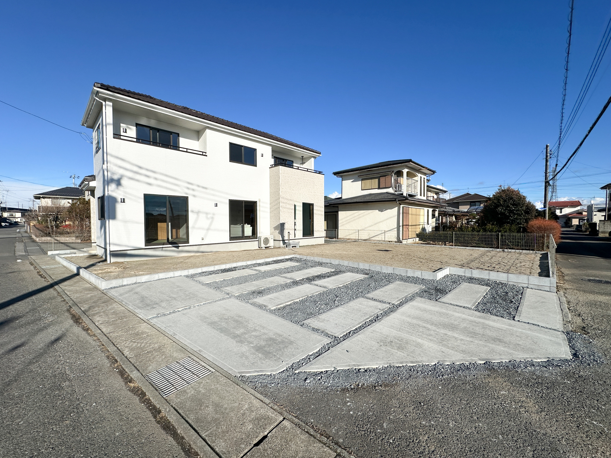 那須塩原市西幸町の新築一戸建の前面道路含む現地写真|車庫土間施工、駐車3台可能です(^^♪