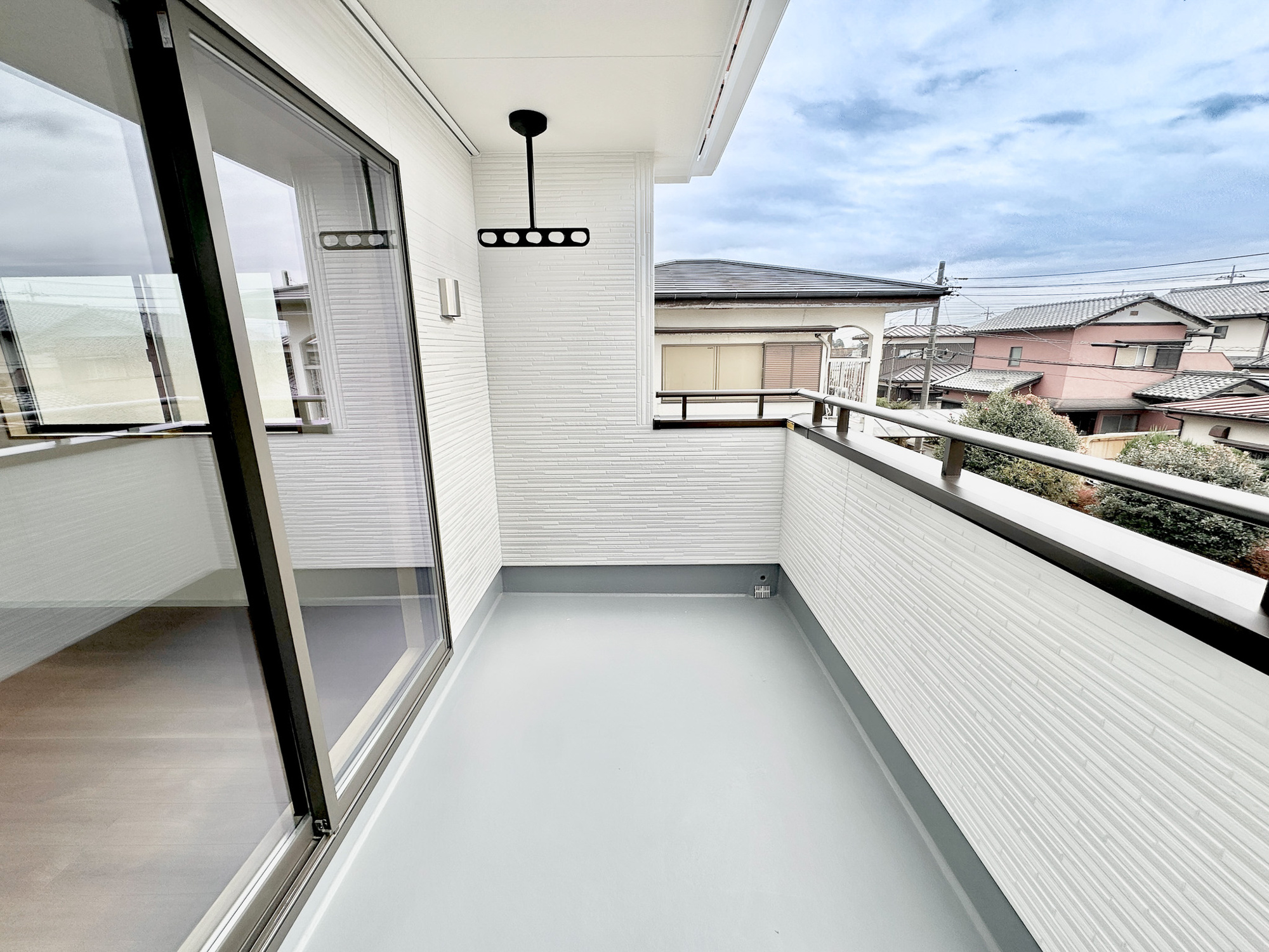 那須塩原市西幸町の新築一戸建のバルコニー|南向きで陽当りの良いバルコニーは、物干しセットを追加すれば、一度にたくさんのお洗濯物が干せるのが魅力！バルコニーは洗濯物を干すだけの場所じゃなく、家族のゆとりのある時間を演出するプライベート空間。