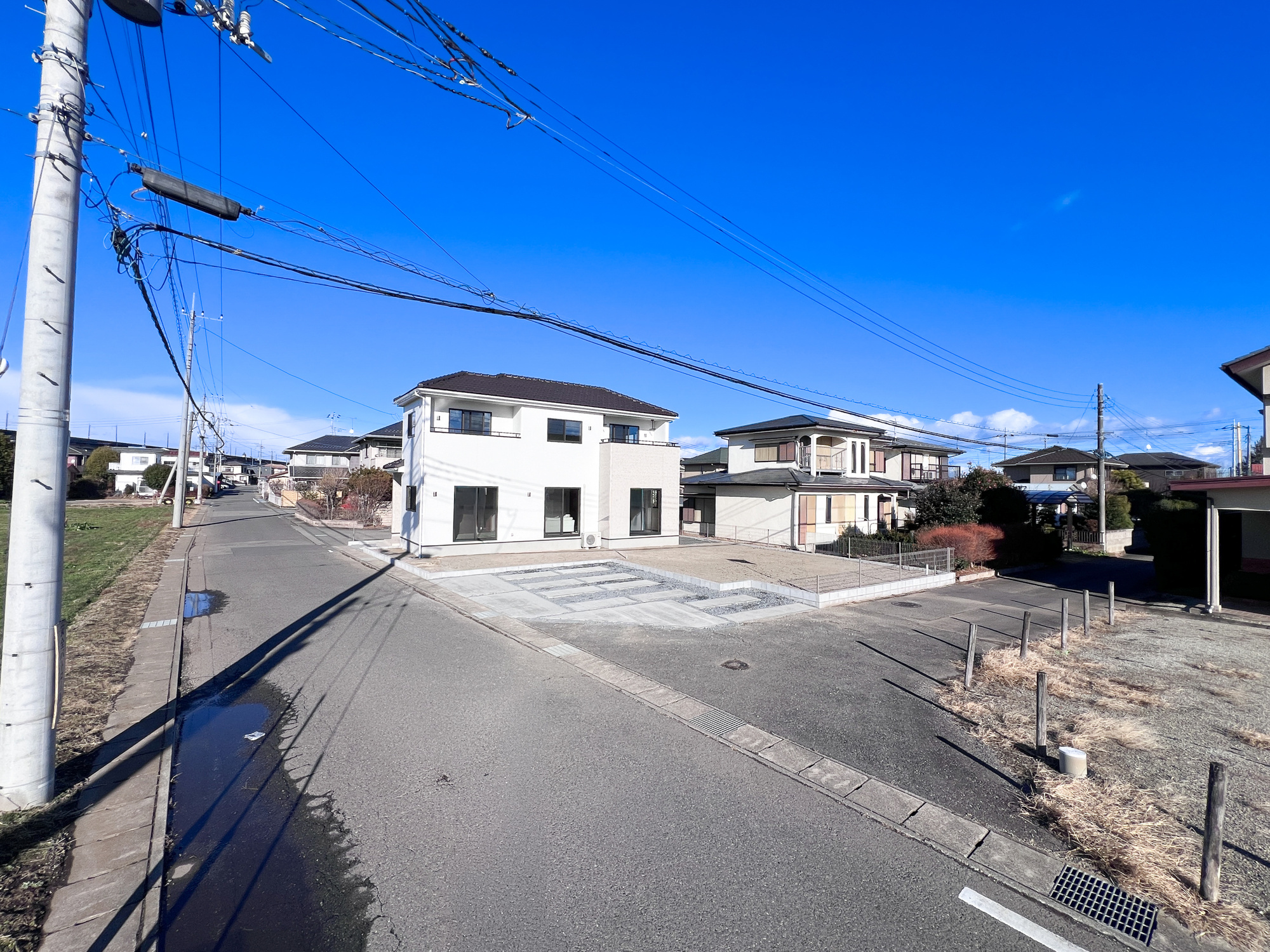 那須塩原市西幸町の新築一戸建の前面道路含む現地写真|閑静な住宅地で子育て家族にピッタリ。毎日のお散歩も快適な緑に恵まれたエリアで、自然に包まれた穏やかな暮らしを実現するための、ゆとりある住環境が整っています。

