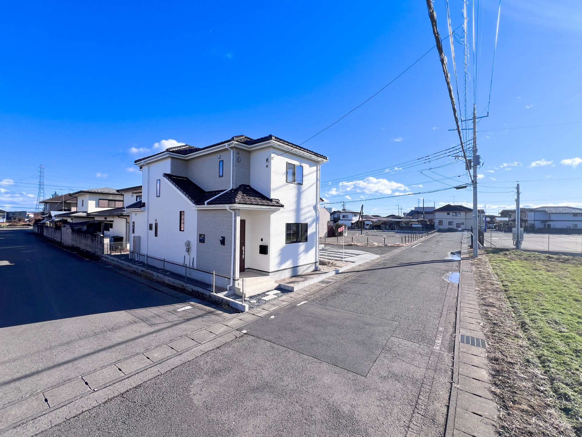 那須塩原市西幸町の新築一戸建の前面道路含む現地写真|低層の一戸建てを中心とした街並みが整然と続き、周辺は高い建物が建っていないので、採光や開放性に恵まれ、空が広く緑の多い閑静な趣を感じる環境です。

