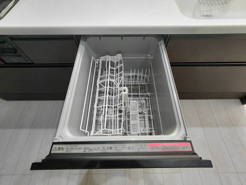 【2号棟：食洗機】キッチンと美しく一体化。手で洗うよりも節水になり、家事の負担も軽減できます。（※システムキッチン付属の設備です。各メーカーの仕様に準じます。）（2026年10月23日撮影）
