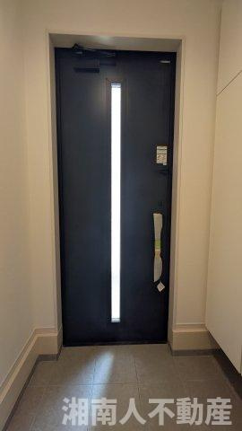藤沢市片瀬４丁目２２１６－６０新築戸建ての玄関|きれいな玄関です